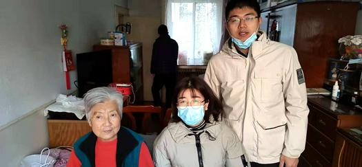 The staff of Yuguang Street Church in Dalian, Liaoning, paid a visit to an aged believer on December 22, 2021.