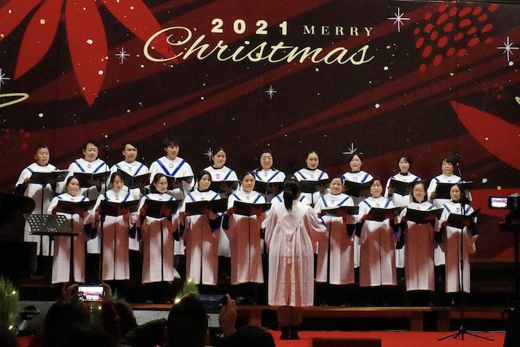 The choir of Dushu Lake Church in Suzhou, Jiangsu, sang a hymn to mark Christmas on December 24, 2021.