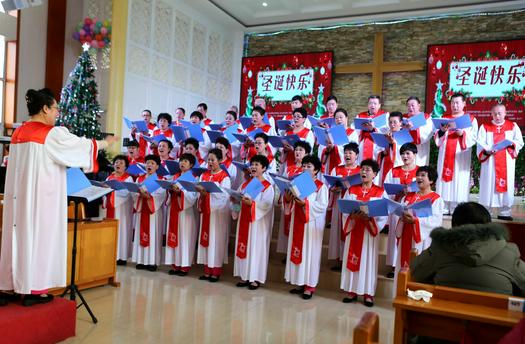 The choir of Shuishiying Church in Dalian, Liaoning, praised the Lord on December 26, 2021.