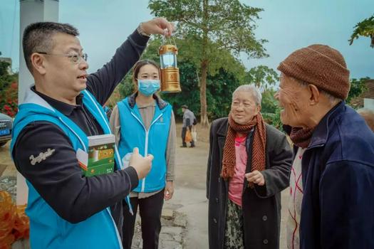 A staff worker of Xiamen Ren'ai Love Service Center demonstrated the use of emergency lanterns to the elderly in a leprosy village in Tongan District, Xiamen, Fujian, on December 23, 2021.