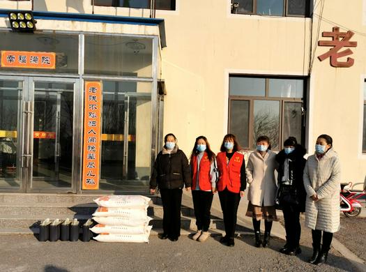 Pastoral workers of Xifo Church in Tai'an County, Anshan, Liaoning, paid a visit to a local nursing home, presenting flour and cooking oil to the elderly on December 28, 2021.