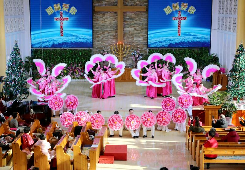 The dancing group of Shuishiying Church in Dalian, Liaoning, formed flowers with fans to celebrate the birth of Jesus on December 26, 2021.