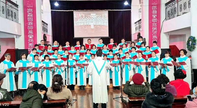 The choir of Tumen Church in Xi'an, Shaanxi, sang a chorus in a Christmas celebration on December 12, 2021.