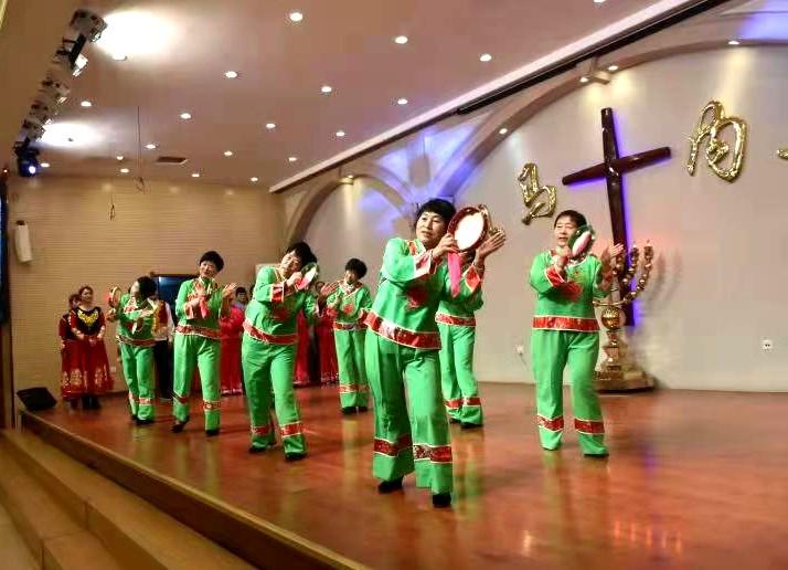 Members of Pulandian Church on Wenhua Road performed a dance to celebrate Christmas in Bethel Church, Dalian, Liaoning, between December 24-25, 2021.