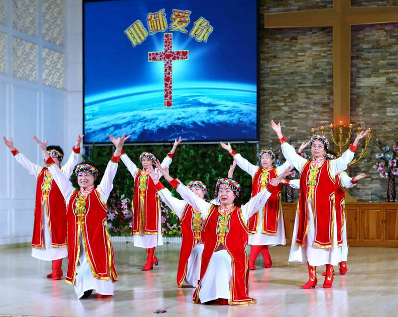 Believers of Shuishiying Church in Dalian, Liaoning, performed a dance in a Christmas Sunday service taking place on December 26, 2021.