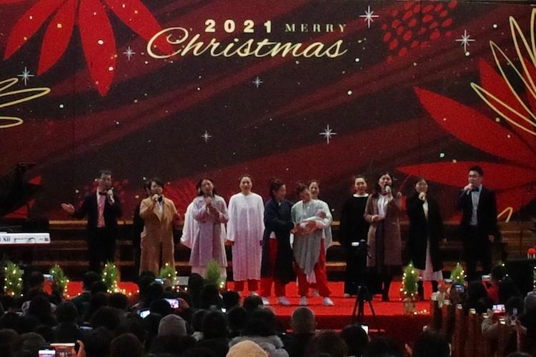 The performers of Dushu Lake Church in Suzhou, Jiangsu, sang a chorus during a Christmas celebration held on December 25, 2021.