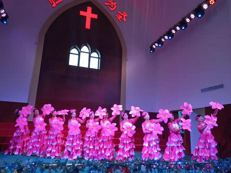Members of Shilipu Church in Baoji, Shaanxi, performed a dance in a Christmas Sunday service on December 19, 2021.