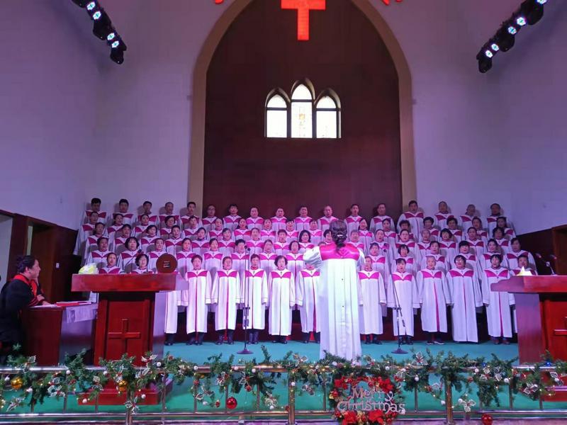 The choir of Shilipu Church in Baoji, Shaanxi, sang a hymn in a Christmas Sunday service on December 19, 2021.