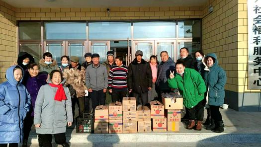 The staff of Sandao Church in Songjiang Town, Antu County, Yanbian Korean Autonomous Prefecture, Jilin Province, visited the elderly in a local nursing home with apples and milk powder on December 24, 2021. 