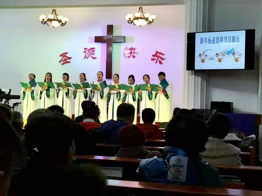 The choir of Hepu Church in Beihai, Guangxi, sang a hymn in a New Year's Sunday service held on January 2, 2022.