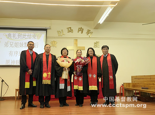 A newly ordained pastor and the pastorate took a group picture in Fengcheng Church, Xinfeng County, Shaoguan, Guangdong, on December 31, 2021.