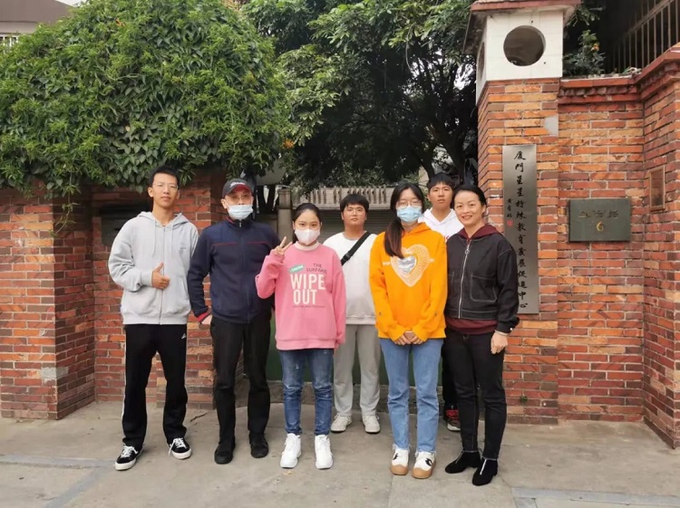Volunteers from Xiamen Ren'ai Love Service Center and Jimei University Chengyi College in Xiamen, Fujian, took a group picture with autistic youth on December 23, 2021.