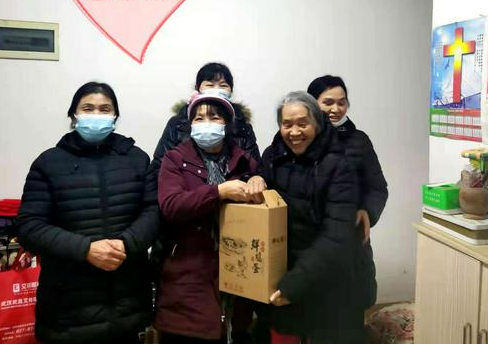 A visitation team of Liufang Church in Wuhan, Hubei, visited an aged female Christian with eggs on January 7, 2022.