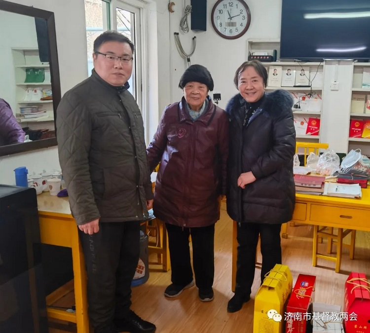 Staff of Ji’nan CC&TSPM in Shandong paid a visit to a retired pastor named Zhang Shuyuan (the middle) with gifts on January 13, 2022.