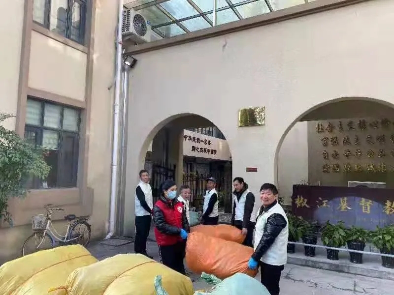 Memers of Jiaojiang Church in Taizhou, Zhejiang, carried bags of clothes which were to be delivered to a village of Old Town in Lijiang City, Yunnan Province, on January 11, 2022. 