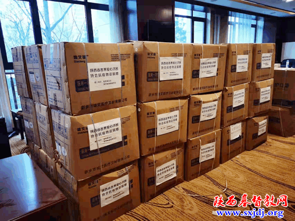 Purchased by the Association for Love and Poverty Relief from all walks of life in Shaanxi, these anti-virus supplies were to be distributed to hospitals in Shaanxi on January 7, 2022.