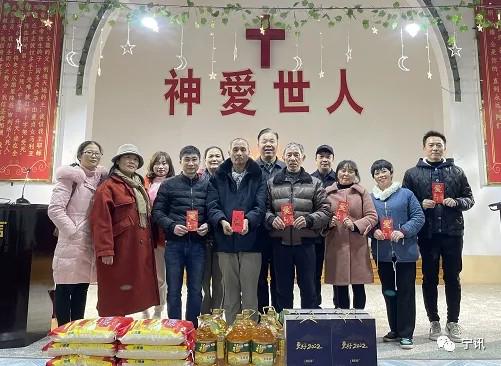 Leaders and members of Ningde CC&TSPM in Fujian provided food supplies and money to local church workers on January 13, 2022.