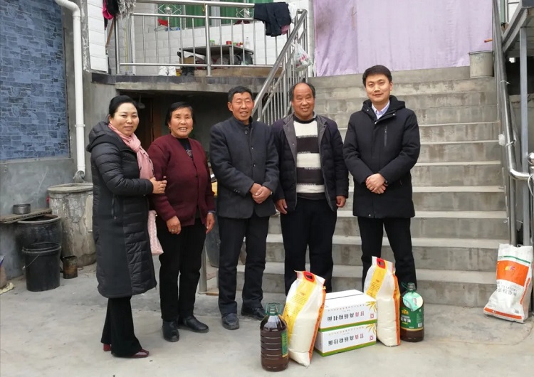 The staff of Wudu District TSPM in Longnan, Gansu Province, paid a visit to churches leaders or poor pastoral staff with rice, cooking oil and other supplies from January 3 to 7, 2021.