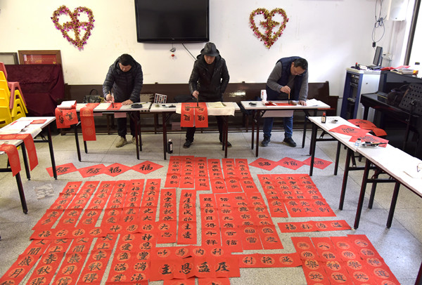 Three male believers who are good at calligraphy wrote Christian couplets for Spring Festival in Apostles’ Church, Suzhou, Jiangsu, on January 16, 2022.