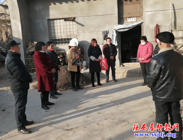 The members of Wangmazui Meeting Point in Baoji, Shaanxi Province, prayed in the yard of a poor believer in a village of Longxian County on January 16, 2022.