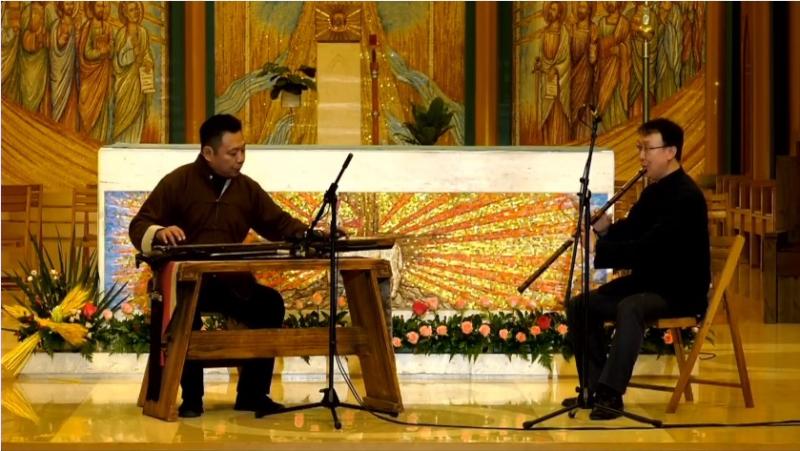 Two men played the flute and Chinese zither in a Catholic concert called “Chinese Church Music Since the Tang Dynasty” held in the Church of the Savior in Beijing on October 16, 2021.