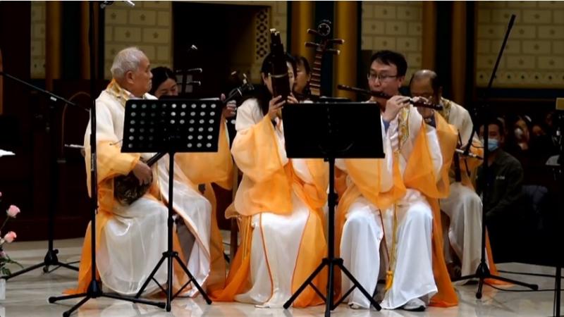 Holy Sound Chorus(transliteration) played musical instruments in a Catholic concert called “Chinese Church Music Since the Tang Dynasty” held in the Church of the Savior in Beijing on October 16, 2021.