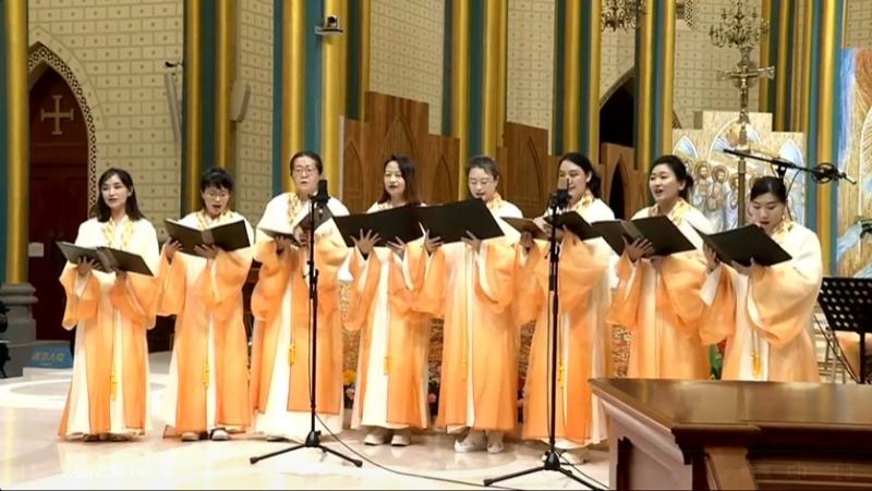 Holy Sound Chorus sang a sacred song in a Catholic concert called “Chinese Church Music Since the Tang Dynasty” held in the Church of the Savior in Beijing on October 16, 2021.
