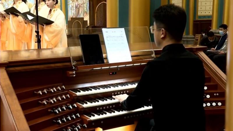 A male Chrisitan played organ in a Catholic concert called “Chinese Church Music Since the Tang Dynasty” held in the Church of the Savior in Beijing on October 16, 2021.