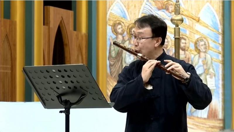 A man played the flute in a Catholic concert called “Chinese Church Music Since the Tang Dynasty” held in the Church of the Savior in Beijing on October 16, 2021.