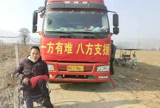 Zhang Wei was pictured with a truck that was used to transport carrots to Xi 'an, Shaanxi, in early January 2022.