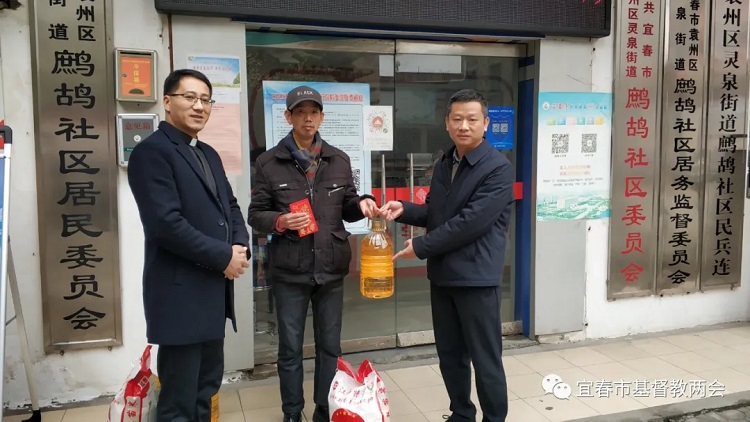 Senior Pastor Yi Zaizhong of Jesus Church presented rice, cooking oil and money to a poor person in Zhegu Community, Yuanzhou District, Yichun, Jiangxi on Januray 20, 2022.