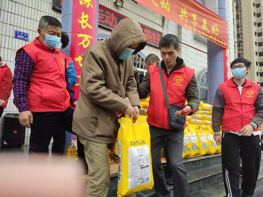 A poor and disabled person received a bag of rice and a barrel of cooking oil from the charity association of Wenfeng Church, Dongshan County, Zhangzhou, Fujian, on January 24, 2022.