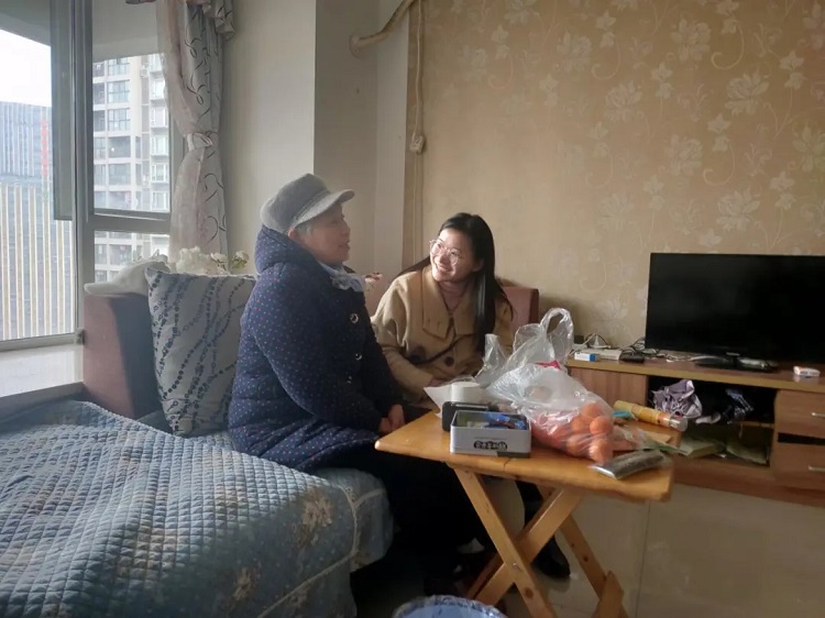 A member of Guanyin Church in Chengdu, Sichuan, talked with an elderly pastor in late January, 2022.
