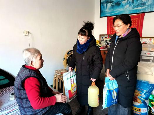 The staff of Haikou Road Church in Changchun, Jilin Province, visited an aged believer with rice, flour, and soybean oil on January 26, 2022.