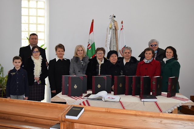 Presentation of the Covid-Bible in the Church of  Nagykároly-Kertváros, Dean István Tolnay and Pastor Judit Pálfi