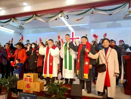Pastors and staff of Beihai Church in the Guangxi Zhuang Autonomous Region held red envelopes containing money to celebrate the 2022 Chinese New Year on February 1, 2022.