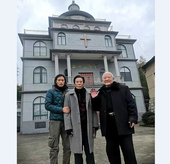 Elder Yuan Xiangzhong (the right) was pictured with his eldest son (the middle) and a relative in the Spring Festival of 2022.