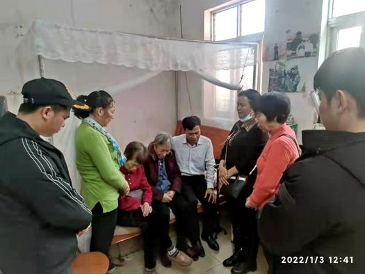 Staff of Beihai Church and Elder Chen Kaosi, chairman of Beihai TSPM in Guangxi, prayed for an senior female pastor in her home on January 3, 2022. 