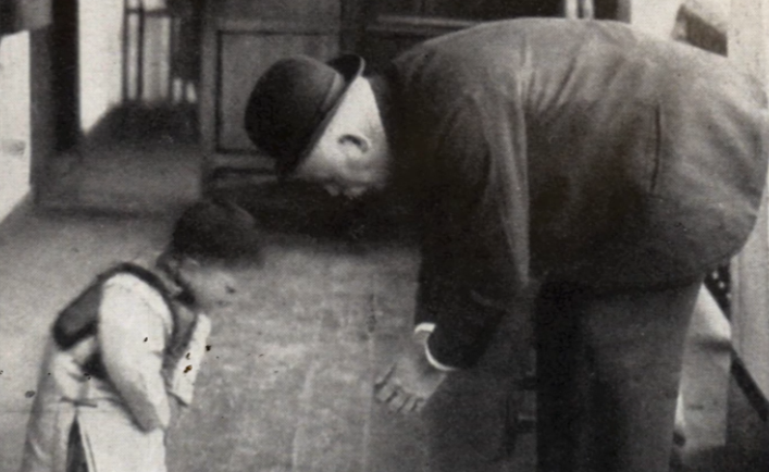 David Duncan Main bowed to a young Chinese patient during ward rounds in unknown year. 