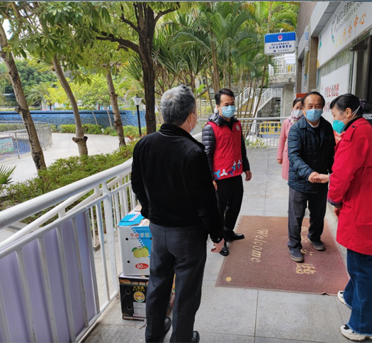 Recently, the staff of Shenzhen Church in Guangdong Province visited personnel working at a checkpoint in Meidu Community, Meilin Street.