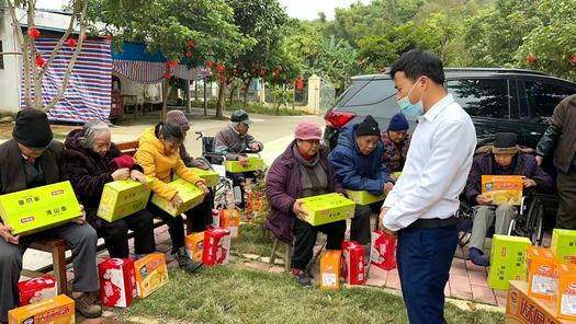 Elder Chen Kaosi, the leader of Hepu Church in Beihai, Guangxi, prayed for the leprosy survivors with food during a visit on February 16, 2022.