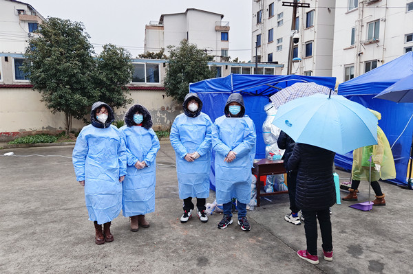 The church staff took a picture in Yangshelao Church in Zhangjianggang, Suzhou, Jiangsu, which was open for nucleic acid testing on February 18, 2022.