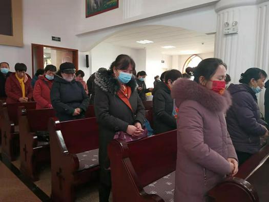 Believers stood up to pray during a Sunday service on February 20, 2022. Shilipu Church in Baoji, Shaanxi, just reopened after the 2022 Spring Festival.
