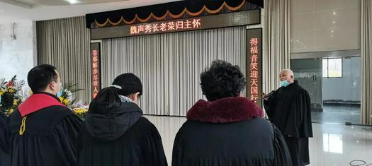 A pastor hosted a memorial service in the municipal funeral home for an female elder named Wei Shengxiu of Huayu Road Church, Maanshan, Anhui, on February 17, 2022.