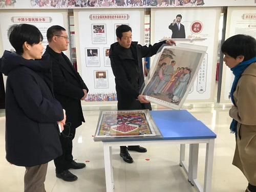  Kong Aiqing, an anti-cult propagandist, showed a picture of Chairman Mao Zedong with other people to visitors during the 2022 Spring Festival in the patriotism education base of Jiaojiang Church in Taizhou, Zhejiang. 