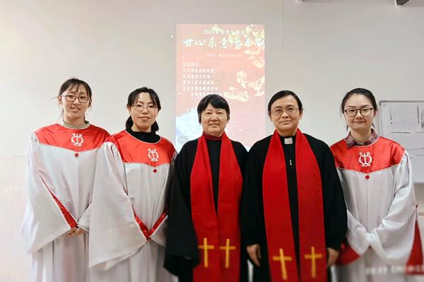Five female pastors and the staff in Zhangjiagang, Suzhou, Jiangsu, took a group picture during the WDP 2022 service on March 4, 2022.