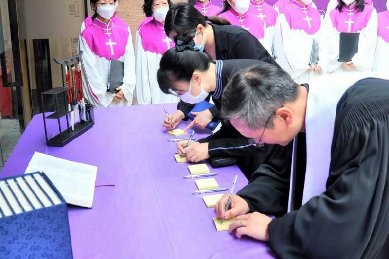 Pastors and church staff of Guangxiao Church in Guangzhou, Guangdong, wrote to make covenants to repent and suffer with Jesus during the Lent season on March 6, 2022.