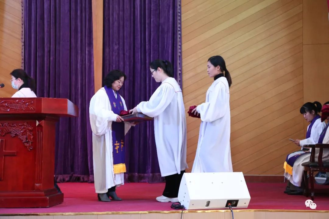 Rev. Xia Lingjun, vice president of Shandong CC&TSPM, hosted a commission service in the chapel of Shandong Theological Seminary on March 4, WDP 2022. 