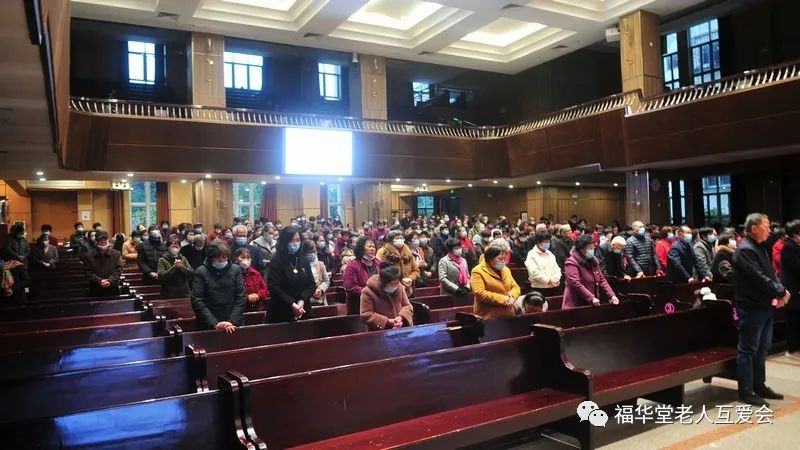 The congregation stood up to pray in a birthday celebration held for senior believers by Fuhua Church in Fuqing, Fujian, on March 6, 2022.