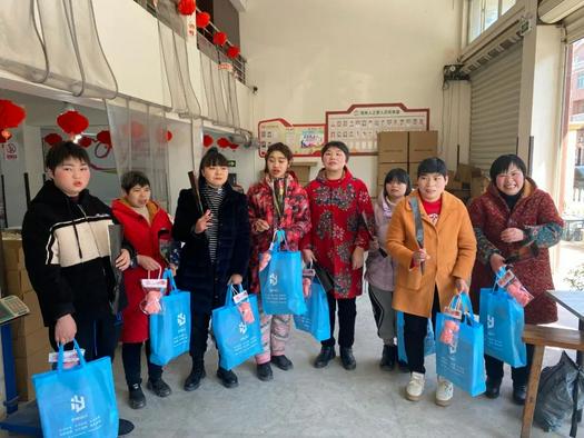 Female members of Jiaojiang Church in Taizhou, Zhejiang, visited women with disabilities in a local home for disabled on March 8, 2022.